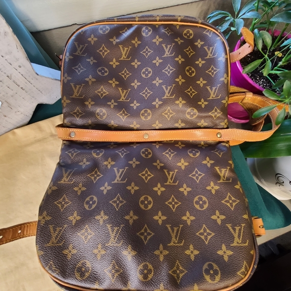 Louis Vuitton Saumur 30 Crossbody Shoulderbag GUC - Picture 9 of 15